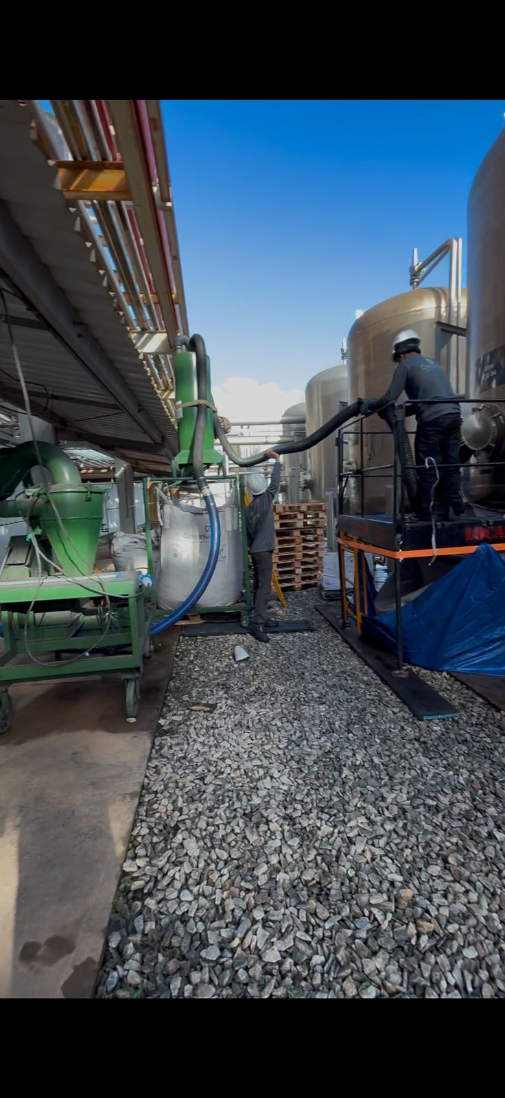 Transferência de carvão ativado na planta industrial